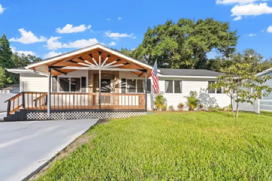 Stunning 4/2 Ranch Style Home near Tampa Bay