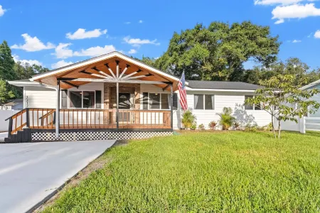 Stunning 4/2 Ranch Style Home near Tampa Bay