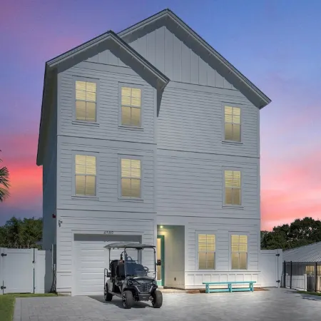 Glimmer! Sleeps 26! 2 Blocks from the Beach!