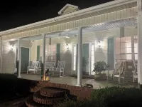 Beautiful family-sized retreat near Troy University. Large Porch & Cozy Patio!