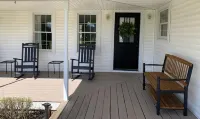 Cozy 1814 farmhouse minutes to wineries, parks, golf and Lake Erie.