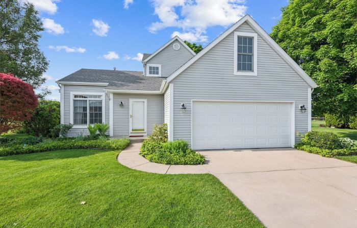 Minutes to ND-Sleeps 10+, Family+Pet-Friendly, Early Check-In, Big Yard & Clean!