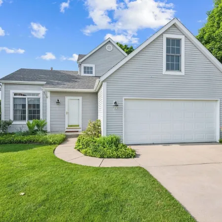 Minutes to ND-Sleeps 10+, Family+Pet-Friendly, Early Check-In, Big Yard & Clean! Hotels in Harris Township