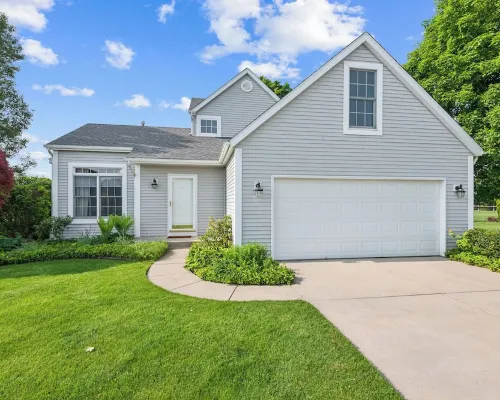 Minutes to ND-Sleeps 10+, Family+Pet-Friendly, Early Check-In, Big Yard & Clean! Hotels in Harris Township
