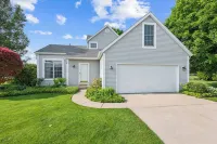 Minutes to ND-Sleeps 10+, Family+Pet-Friendly, Early Check-In, Big Yard & Clean!