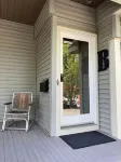 Private full-floor upstairs 2 bedroom apartment @13th & Grand