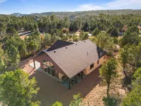 New luxury cabin bordering Zion! 3 king beds/baths. Short drive to Bryce Canyon
