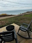 Charming Lake Erie front 2-bedroom house with hot tub in lovely Conneaut