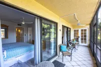 Resort Style Condo, Deluxe Floor plan with Lake Views Hotel dekat Clam Pass Park