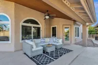 Pickleball, Pool, Hot tub, Firepit, Mini-putt, 5 BRs, Sleeps up to 15! Luxury