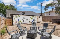 Tudor on Austin Ave - HOT TUB - 5 mins to Silos & McLane Stadium