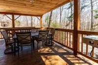 Cabin close to town with lake access & hot tub