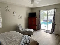 Amazing nature - on the water with large pool!  Centrally located to everything. Speedway附近的飯店