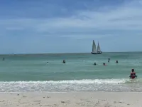 Discount for 30+day stays, fast Wi-Fi, work desk! Pet friendly! Close to beaches