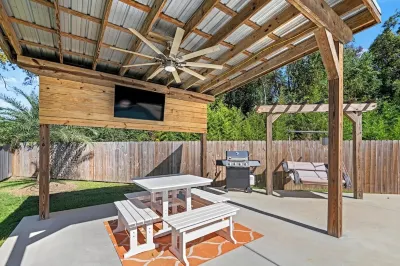 Private Heated Pool, 1 mile to Beach & Downtown BSL, Garage and Parking
