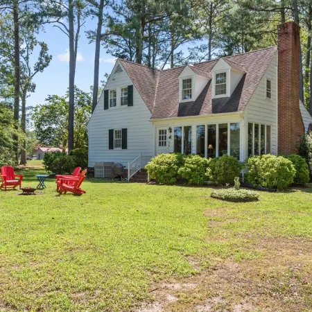 Inviting Waterfront Cottage on Cedar Creek