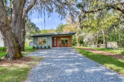 New !  Cozy, Chic, Modern Bungalow in Historic St. Augustine Centrally Located ! Mark Lance Armory 주변 호텔
