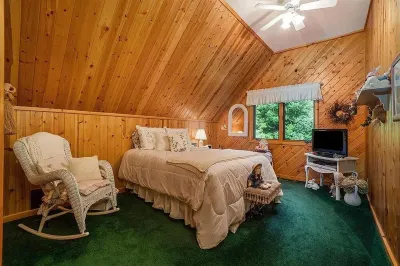 Treehouse feel, sleeps 10! Near Crystal Lake’s South Shore public beach and CSA.