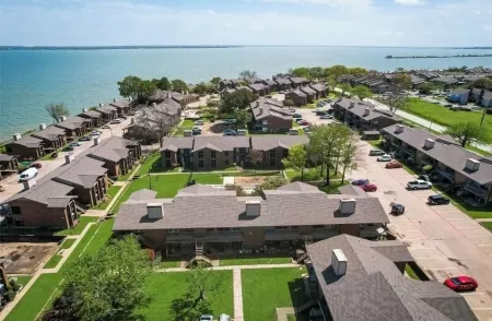 Lake life 1-bedroom,1-bath condo in peaceful Garland TX