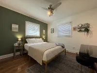 Midland Pines Getaway! 3 bedroom stylish & cozy Cottage minutes to golf & dining