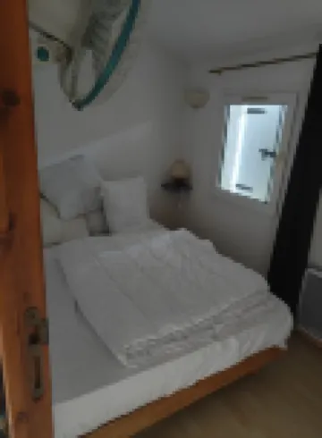 Comfortable villa in residence with swimming pool and tennis court, 600 m from the beach.