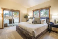 Luxury Pour House Lodge - private, hot tub, firepit