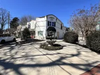 Haven at Hazel ~ Downtown Studio, stylish and centrally located on the square. Hotele w: Demorest