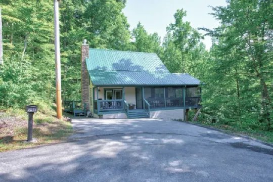 Cozy cabin with mtn view and an awesome media room in charming Townsend.