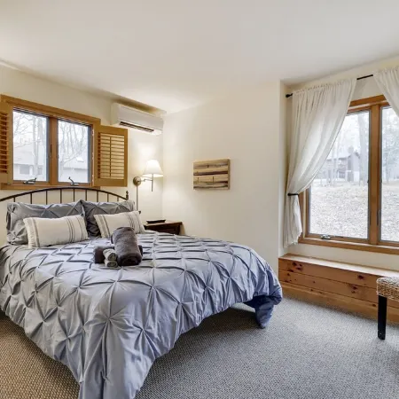 Wooded Lakeside Adventure, Walk to Dock, 4 Kid Kayaks, Screened Porch, Ping Pong