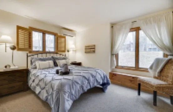 Wooded Lakeside Adventure, Walk to Dock, 4 Kid Kayaks, Screened Porch, Ping Pong