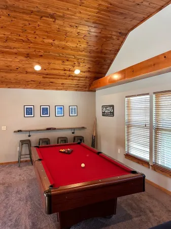 Family getaway, pool, bunk room, private deck, close to lake and Thunder Ridge