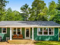 Lured Den - Private Lakefront Cottage - Hot Tub! Hotels in Conover
