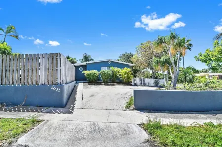 Casa Dove: Pool & King 2mi Beach, with King Bed Отели в г. Лантана