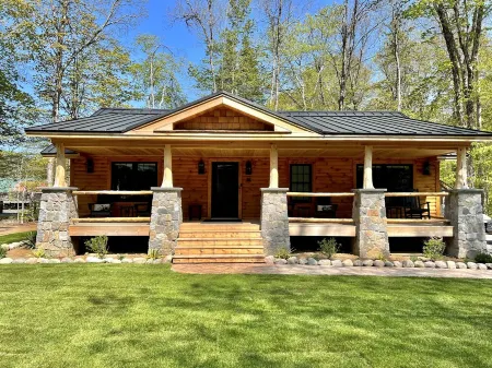 NEW ADIRONDACK LUXURY CABIN WITH YEAR-ROUND HEATED PLUNGE POOL