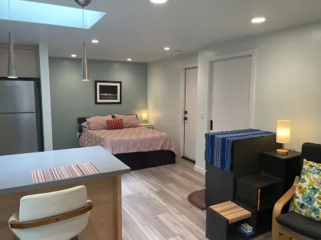 Sweet Studio, Private Patio. Close to park, disc golf, tennis, etc.  30 day min.