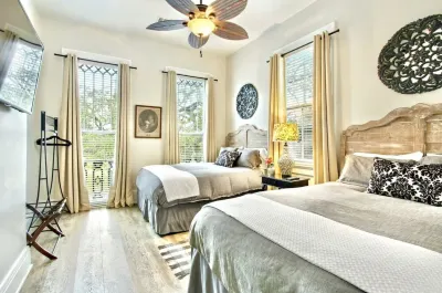 Maison de Colette, Luxury Home with Outdoor Patio Hotels in Mid-City