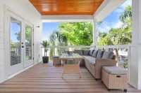 🌴☀️New Vacation Home! Steps from Beach! 4/2.5, Sleeps 8 ☀️🌴 Hotel a Redington Beach