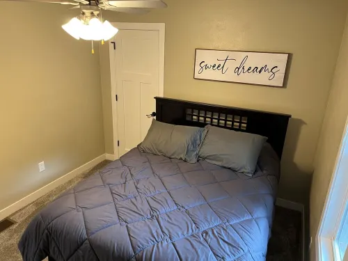 Remodeled home with pontoon rental 2 decks Private beach playground volleyball Hotels in Edgerton