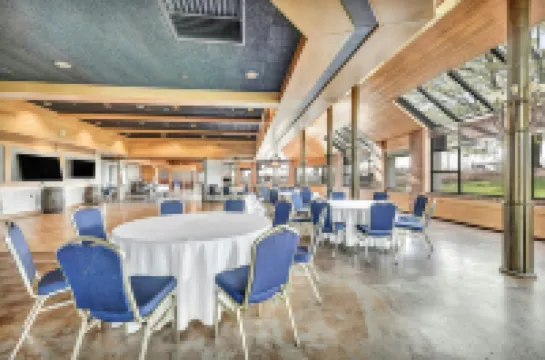 Delta Hotels Mount Pleasant ラシーンのホテル