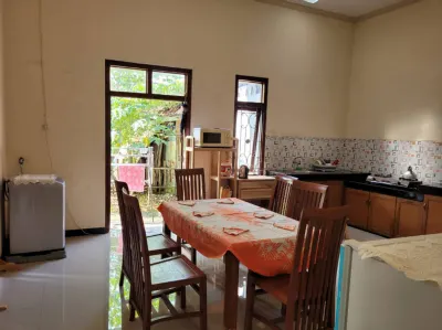 Guest House Griya Mundu فنادق في Laweyan
