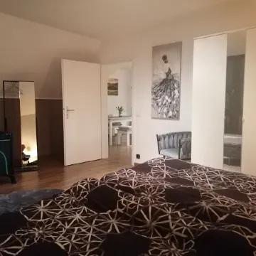 Sunny, well-equipped apartment, 5 minutes to the lake