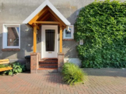 Cozy apartment centrally located with separate entrance and parking. Hotels in Jever