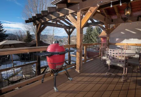 Escape to Modern Mountain Retreat Near Top Ski Resorts w/ Hot Tub!
