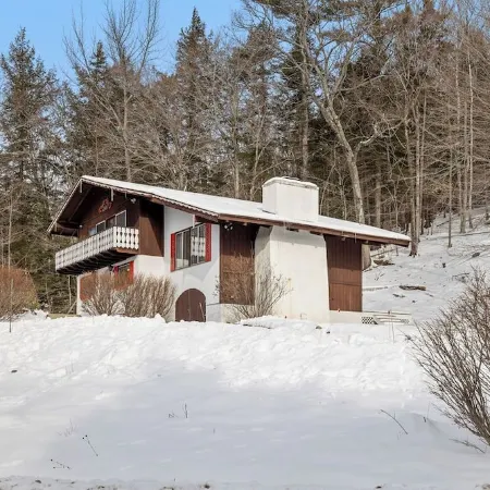 Cozy Private Chalet-Close to Skiing with Hot Tub-Pet Friendly