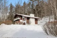 Cozy Private Chalet-Close to Skiing with Hot Tub-Pet Friendly