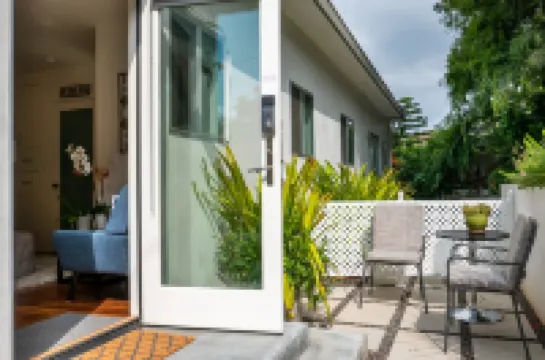 Private Luxurious Hollywood Oasis Pool/Spa-Close to Action Double Guest Quarters