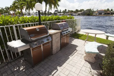 Gorgeous direct Intracoastal views in the heart of Pompano Beach Отели рядом с достопримечательностью «Laguna Bay Nursery Inc»