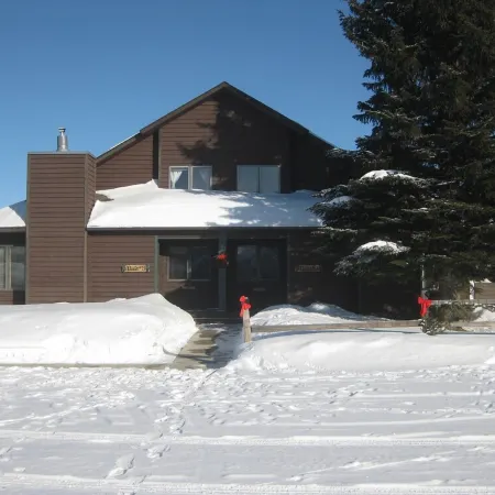 Cozy 2 Bed, 2 Bath Condo on Golf Course with Hot Tub, Sauna & Pool!