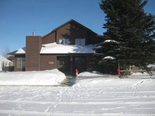 Cozy 2 Bed, 2 Bath Condo on Golf Course with Hot Tub, Sauna & Pool!