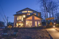 Your Paradise Awaits at the lake. 5bd/3bath big game room.